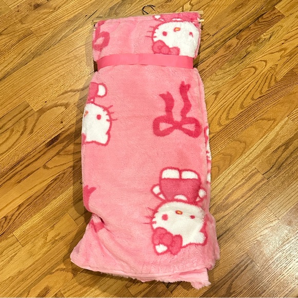 Hello Kitty | Bedding | Hello Kitty Pink Bow Faux Rabbit Fur Throw ...